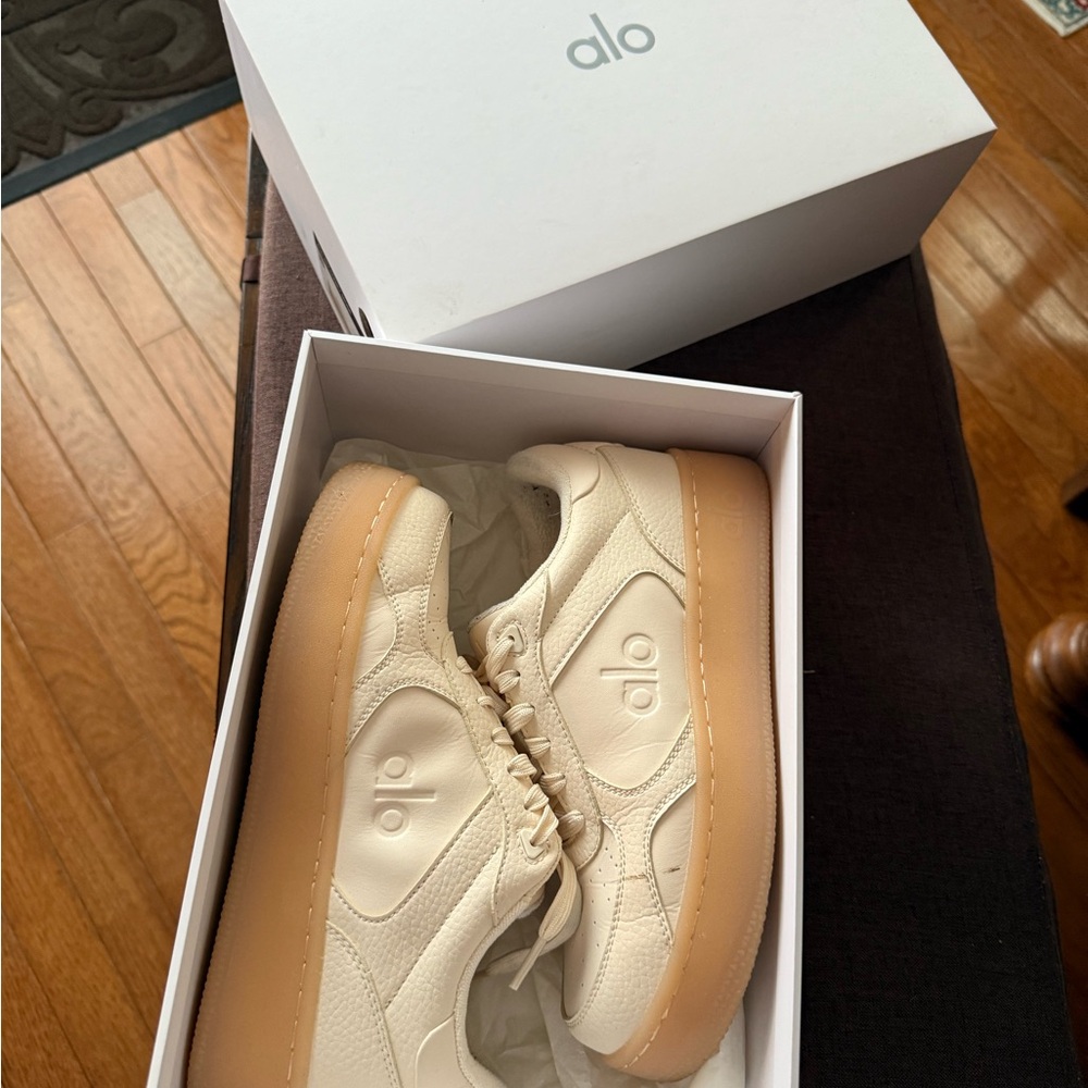 ALO Yoga Cream Recovery and Tan Women's Shoes